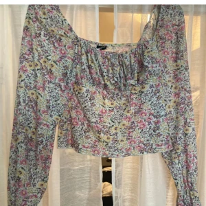 Blommig blus - Superfin blus som tyvärr inte kommer till användning!