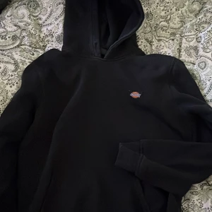 Svart hoodie från Dickies  - Svart hoodie från Dickies i storlek S för man och M för kvinna. Liten broderad Dickies-logga på bröstet. 