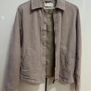 Asos jacka för herr i beige färg - Endast använd vid två tillfällen. Det står att det är storlek 2XS men jag skulle säga att det är mer åt XS eller S hållet.