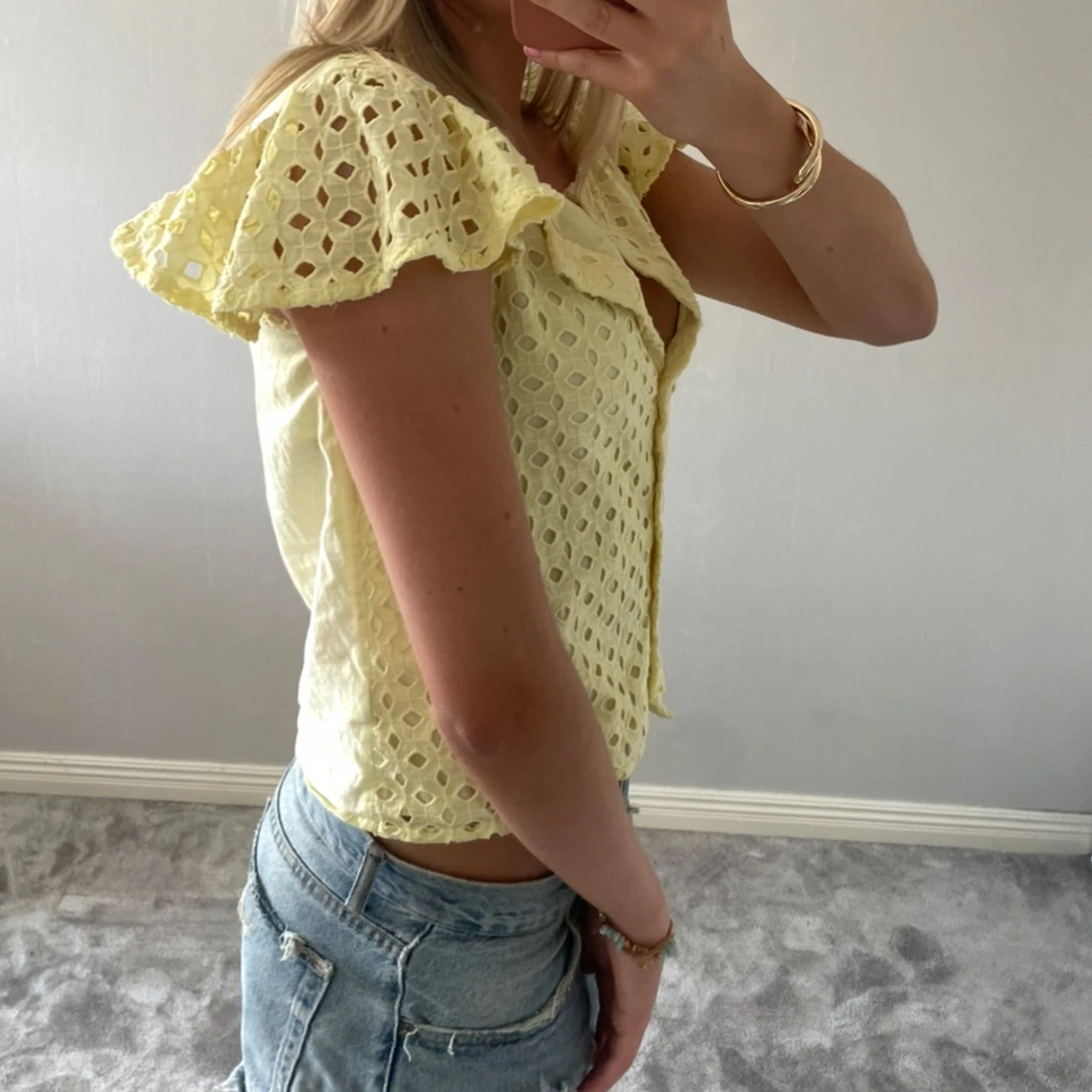 Gul blus med brodering - 1