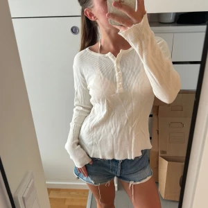 Tröja från Brandy Melville - Tunn, långärmad tröja från Brandy Melville <3 är i ONESIZE men sitter perfekt på mig som är en XS-S <3 så snygg både knäppt och öppen 