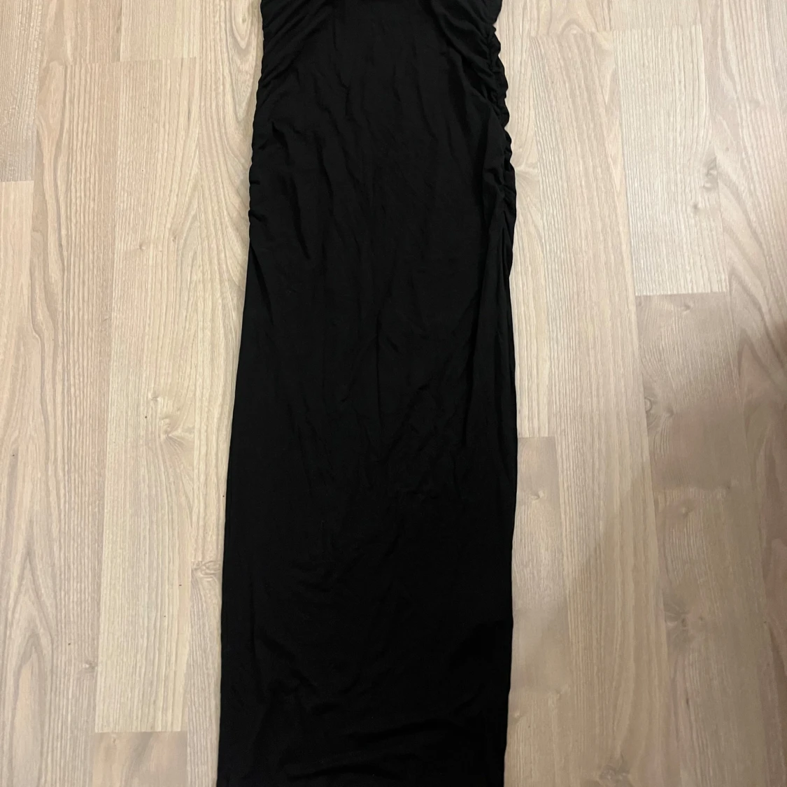 Svart långkjol i stretchigt tyg - 3