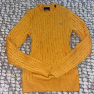 Gul kabelstickad tröja från Gant XS - Snygg gul långärmad tröja från Gant i stretchig bomull srlk Xs.