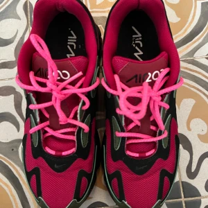 Nike Air Max 200 sneakers - Nike Air Max 200 sneakers i en cool mix av bland annat rosa och svart. Rosa snören. Perfekta för dig som vill sticka ut med färg och stil! Storlek 40. De har blivit använda, vilket syns litegrann. 😊