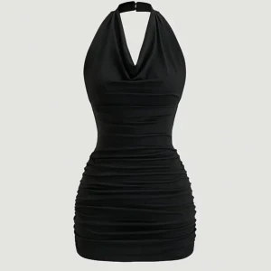 Svart halterneck miniklänning med knyt - Supersnygg svart kort klänning med halterneck och draperad urringning. Tight passform med rynkade detaljer och knyt i midjan för extra snygg siluett. Perfekt för dig som vill sticka ut med en stilren och trendig look.
