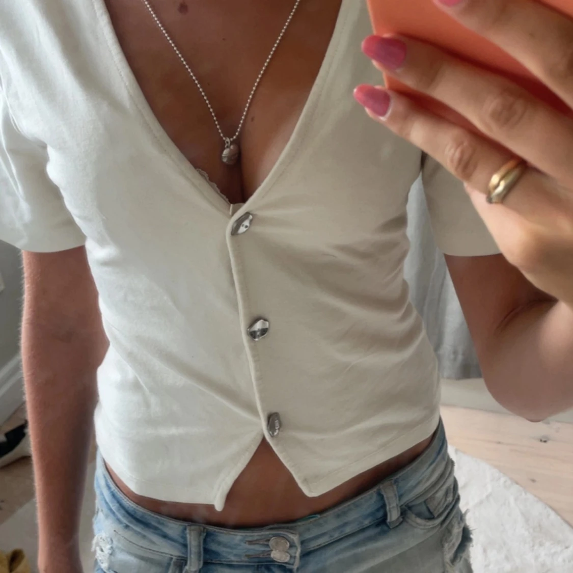 Vit blus med knappar