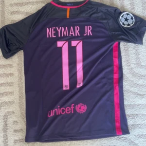 Barcelona 16/17 Neymar - Replika Barcelona tröja helt ny med tags med Neymar på ryggen. För fler bilder eller frågor tveka inte att skriva i dm. Fler tröjor i profilen. Se bio för tvätt anvisningar 