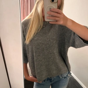 Grå stickad tröja med trekvartsärm - Mysig grå stickad tröja med avslappnad passform och trekvartsärmar. Perfekt för lager-på-lager och enkel att matcha med jeans eller kjol. 💓