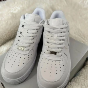 Airforce 1s - Klassiska vita Air Force 1 i storlek 43. Ikonisk silhuett med tidlös design – passar både streetwear och mer stilrena outfits. Använda men i gott skick; sulan är hel och skinnet har minimalt slitage. Perfekta sneakers för dig som vill ha både komfort och stil.  ✅ Äkta vara ✅ Storlek: 43 ✅ Bra skick – se bilder 📦 Skickas eller möts upp i Stockholm