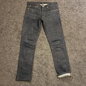 APC Petit Standard Selvedge Jeans - Väldigt exklusiva A.P.C. Petit Standard jeans i rå selvedge denim. Nästan helt oanvända! Storlek 30/32, längden är 102 cm och midjebredden är ungefär 41 cm.