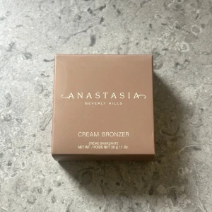 Anastasia Cream Bronzer Golden Tan - Säljer en oöppnad kräm bronzer från Anastasia Beverly Hills i färgen Golden Tan då jag använder en annan bronzer✨Ord. pris: 300-400kr