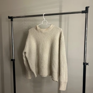 Beige stickad tröja från 157 XS - Mysig beige stickad tröja från 157 i storlek XS. Tröjan har grov ribbstickning, rund halsringning och långa ärmar. Perfekt för lager-på-lager och chill höst- och vinterstil. Har m i tröjor och den passar mig😊 har lite defkter, se sista bild, ej försökt får bort går säkert.