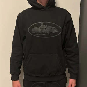 Corteiz set  - Svart Corteiz hoodie och svarta Corteiz mjukisbyxor. Tröjan har huva och långa ärmar med muddar. Perfekt för dig som gillar en clean och stilren look med en twist. Använt endast två gånger. Nyskick. Storlek L på hela dressen.