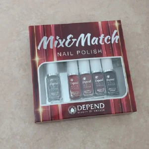 Depend Mix & Match nagellack set - Snyggt set med fem nagellack från Depend i olika färger: silverglittrigt, rött, vinrött och grått. Perfekt för att mixa och matcha olika looks. Kommer i originalförpackning med genomskinligt fönster. Smidig storlek på flaskorna.