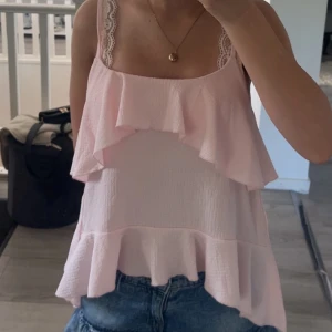 Nelly flounce top💕 - Den är ifrån Nelly och den är i storlek xs, bandet är tyvärr inte justerbart men den är jätte fin och aldrig använd. Jag säljer den då för att den aldrig kommit till användning💕 priset kan diskuteras💕💕