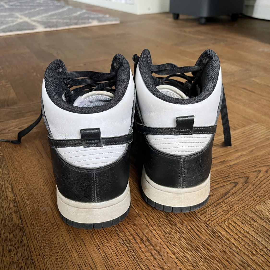 Nike Dunk High svart/vit sneakers - 2