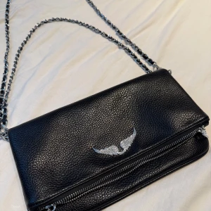 Zadig&voltaire väska  - Köptes i Grekland för 3 månader sedan och aldrig använd 💞 INTE RIKTIG! Men modellen och kedjorna är exakt som den riktiga 