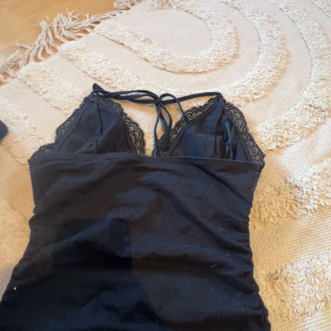 Svart spetstopp med halterneck - 1