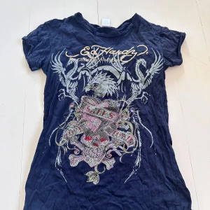 Vintage ed hardy tröja  - Supersnygg vintage ed Hardy t-shirt! Det står “one size” men skulle säga xs/s 😙