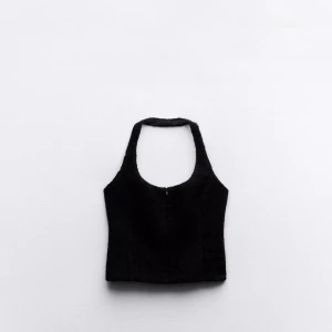 Svart halterneck topp - Snygg svart topp med halterneck och croppad passform. Är storlek xs men skulle säga xs/s. Knappt använd🩷