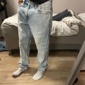 Ljusblå relaxed fit jeans från H&M - Säljer ett par ljusblå jeans från H&M i relaxed fit. De har klassisk femficksdesign, raka ben och normal midja. Jeansen är tillverkade i bomull och har en chill, loose passform som sitter skönt hela dagen.