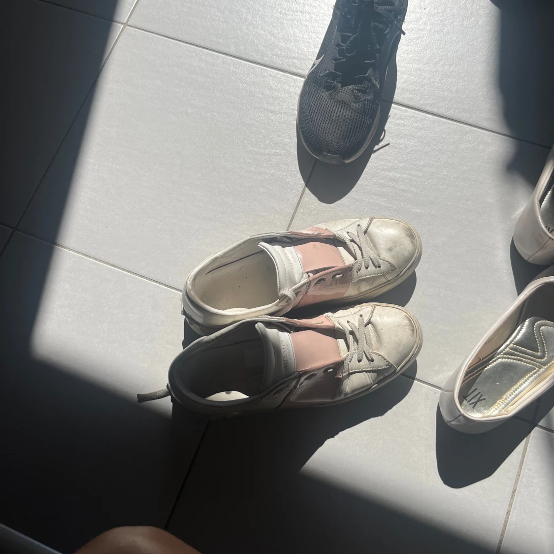 Valentino Open sneakers med rosa detalj - 1