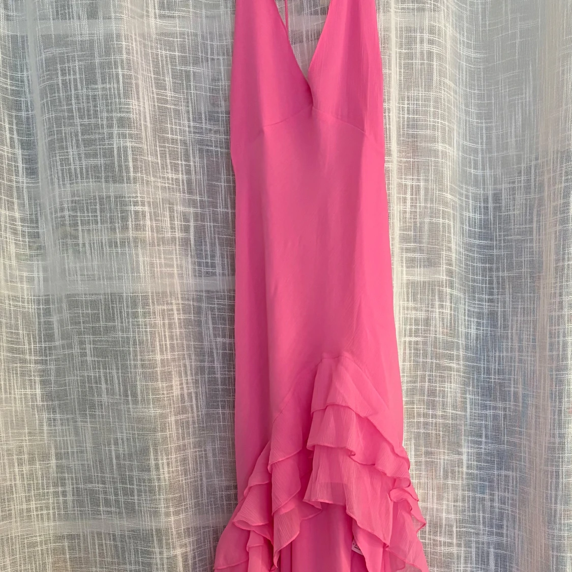 Lång rosa klänning med volanger