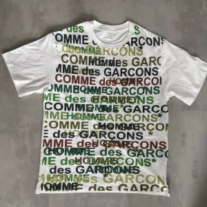 Comme des Garçons T-shirt - Galet fet CDG T-shirt säljes. Helt ny, oanvänd, storlek M. | Skick: 10 / 10 | Nypris: 2600 | Vårt pris: 800 | Storlek: M | Kan absolut tänka mig gå ner i pris vid snabb affär