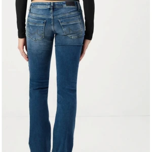 LTB jeans lågmidjade bootcut valerie w 28 långa  - Lågmidjade bootcut jeans från Ltb i bra skick. Valerie heter modellen. Längd 34! Skriv för frågor 