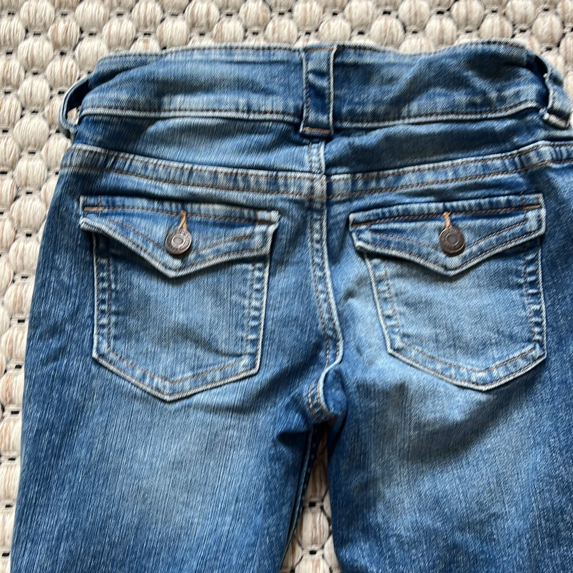 Blå bootcut jeans med fickdetaljer - 1