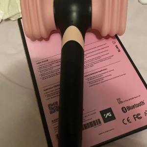 BLACKPINK Official Light Stick ver.2 - Den officiella BLACKPINK light sticken, version 2, är ett måste för alla BLINKS! Perfekt för konserter och samlingar, med snygg design i rosa och svart. Kommer i originalförpackning och är Bluetooth-kompatibel.