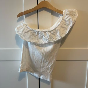 En vit halfsholder top  - En sommrig top från Kappahl, jättefin och passar till allt💐
