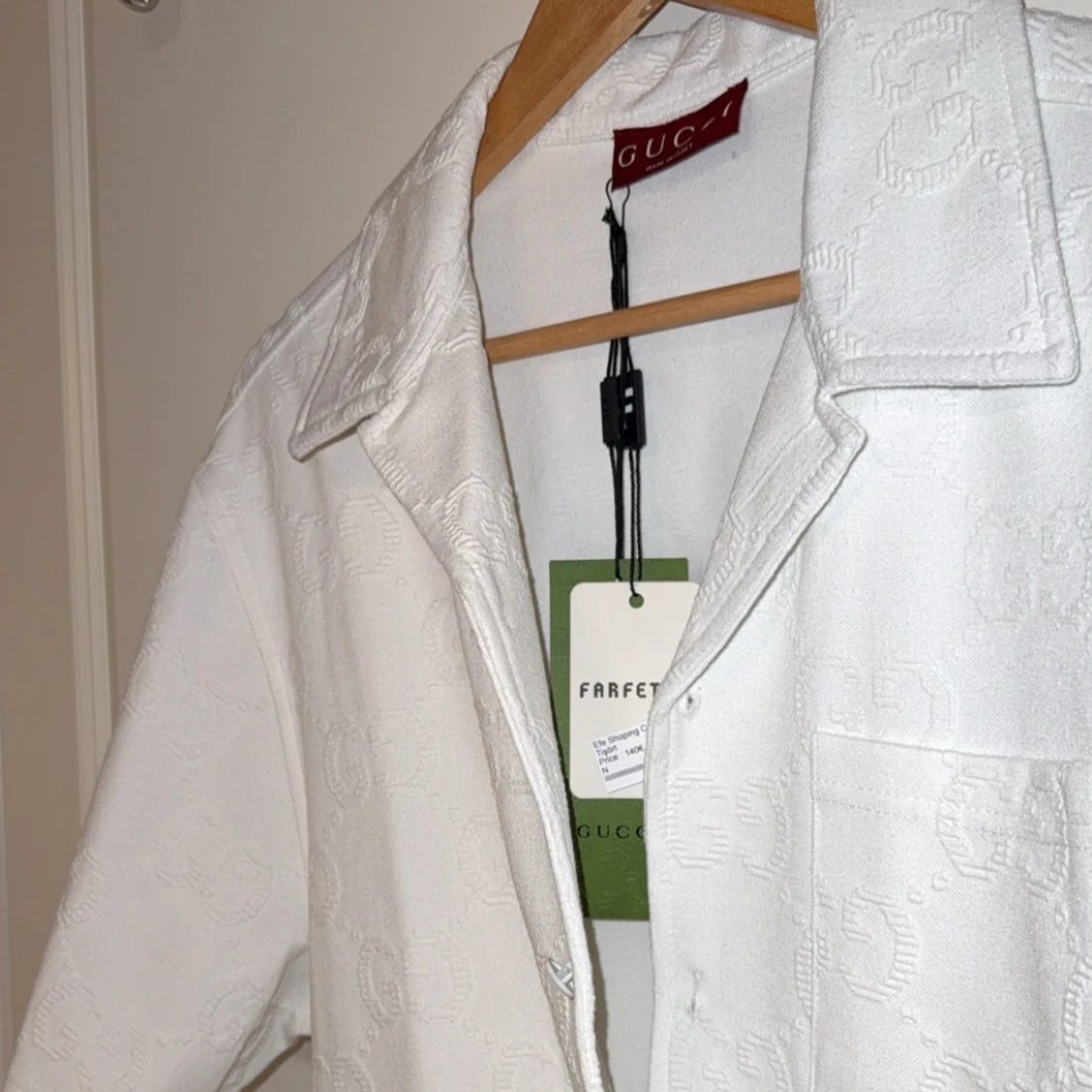 Vit kortärmad skjorta och shorts från Gucci - 1