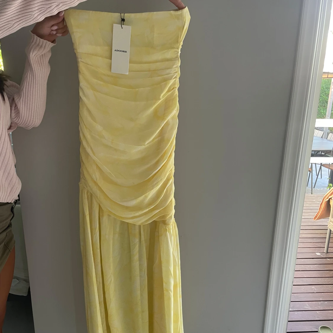 Ljusgul långklänning från Adoore - 2