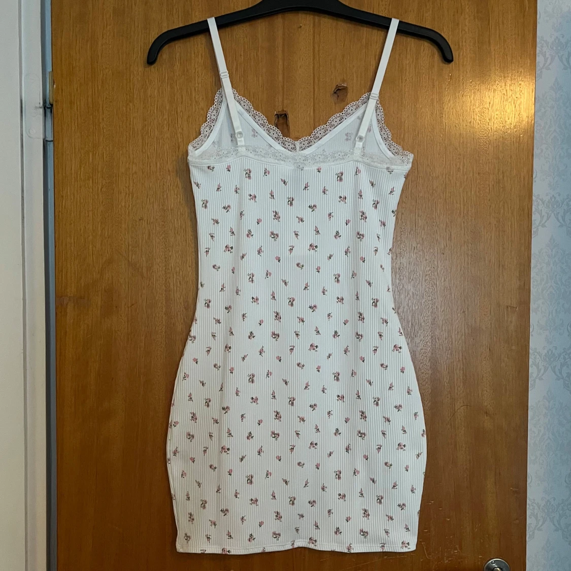 Vit blommig klänning - 1