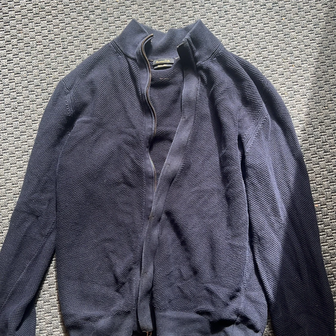 Mörkblå stickad kofta från Massimo Dutti