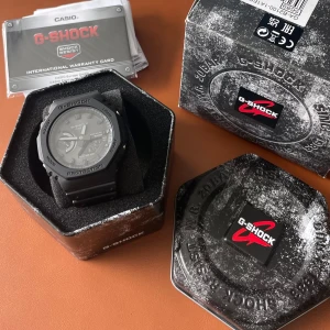 Casio GA-B2100 Svart G-Shock herrklocka ”Casioak” - Casio GA-B2100 i svart | Endast använd ett fåtal gånger | Inga tecken på slitage | Utmärkt skick | Kommer med allt som ursprungligen ingår | Har både solar-funktion (laddas av solljus, inget batteribyte behövs) och Bluetooth-anslutning för tidssynk och extra funktioner via mobilen | Vattentålig upp till 200m | Känd för sin slitstyrka och tåliga konstruktion | Stilren design i den populära “CasiOak”-stilen | Fråga gärna om du har några frågor :)