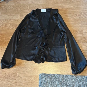 Blus  - Satin blus i svart storlek xs mycket bra skick endast använd 1 gång 
