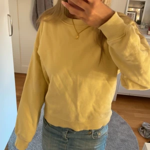 Gul sweatshirt från Lindex XS - Säljer en ljusgul sweatshirt från Lindex i storlek XS. Super skönt material och bra skick. Säljer för att den tyvärr inte kommer till användning. 