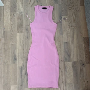 Rosa ribbad klänning från FB Sister -  rosa ribbad kortklänning från FB Sister.