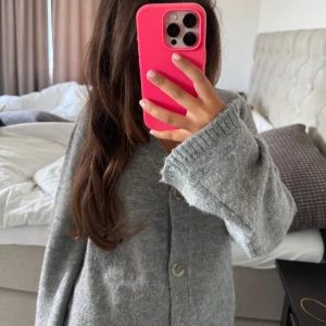 Grå stickad kofta med knappar - Grå stickad kofta från lager 157 som knappt kommit till användning 