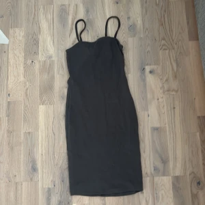 Grå ribbad klänning från Amisu - Grå ribbad klänning från Amisu i storlek 34.