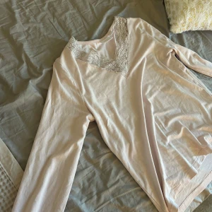 Ljusrosa långärmad topp med spets - Supersöt ljusrosa långärmad topp från Gina Tricotanvänd typ 5 ggr skriv innan ni köper pris kan diskuteras 