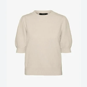 Beige stickad tröja med puffärm - Superfin beige stickad tröja från Vero Moda med puffiga korta ärmar och rund halsringning. Tröjan har en mjuk och skön känsla, perfekt för lager-på-lager och passar till både jeans och kjol. Enkel men ändå trendig stil.
