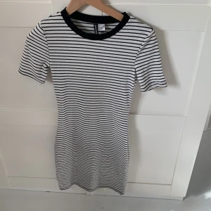 Randig kortklänning från H&M Divided - Säljer en ribbad kortklänning från H&M Divided i storlek 36. 