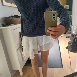 Vit minikjol - Säljer en supersöt vit volangkjol som passar jättebra med t.ex. en stickad tröja.