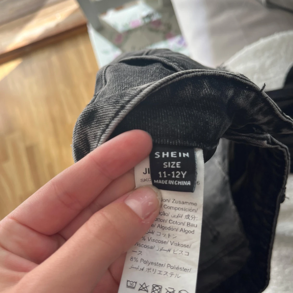 Svarta jeansshorts med slitningar från Shein - 2