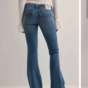 True Religion blå bootcut jeans - Snygga blå jeans från True Religion med bootcut från Nelly. Använd fåtal gånger, jag skickar bild med jeansen på ifall man undrar något🫶🏼 nypris 1399.