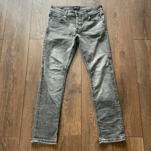 Grå  jeans från Jack & Jones - Gråa Jack & Jones intelligence slim glenn jeans. Storlek 29 Längd, 30 Midja. Sitter jättebra & jättebra skick.  Hör av er vid frågor!