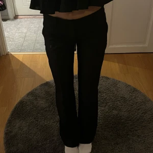 Bikbok kostymbyxor  - Modellen heter Vera tall så de är långa i benen!💕